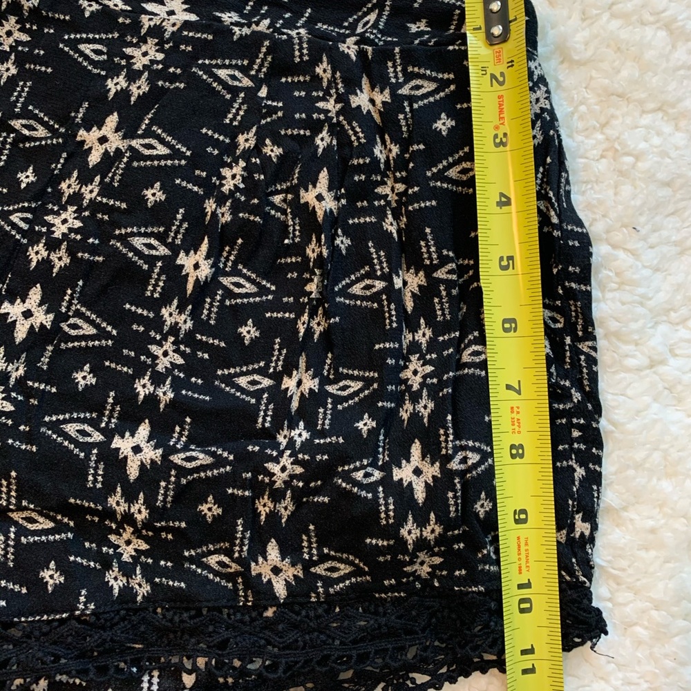 3/20$ Forever 21 Shorts Black Aztec Print Size M - Picture 8 of 11
